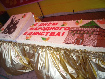 Накануне  Дня Народного Единства в городе наводили чистоту и угощали тортом