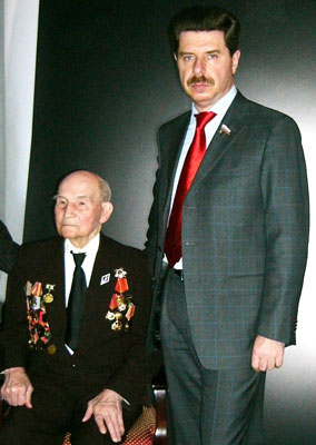 Дмитрий Бирман передал фотографии ветеранов в Государственный  архив