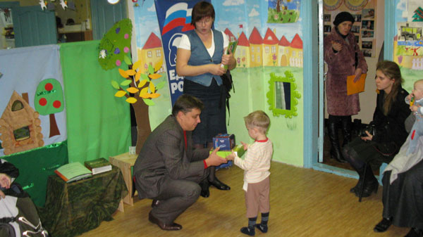 Депутат В.В. Монахов вручил подарки участникам детских конкурсов