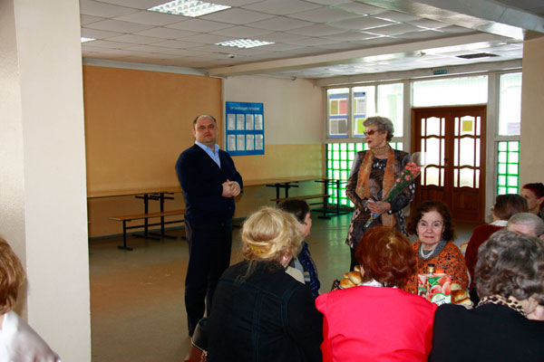 Депутат Сергей Кондрашов поздравил женщин с праздником весны и любви
