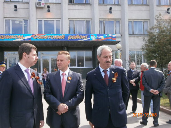 Депутат Марк Фельдман поздравил ветеранов Советского района с великим праздником Победы и подарил памятные подарки