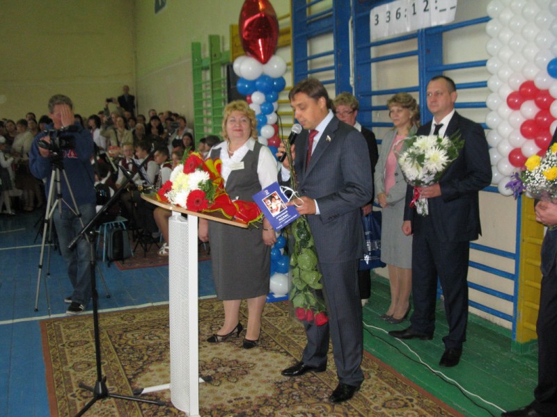Депутат Вячеслав Монахов принял участие в школьных линейках и поздравил де-тей, учителей и родителей с Днем знаний