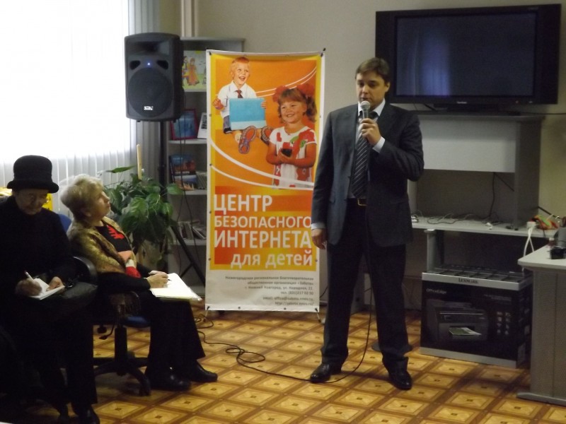 Депутат Вячеслав Монахов поздравил участников благотворительной программы компьютерной грамотности