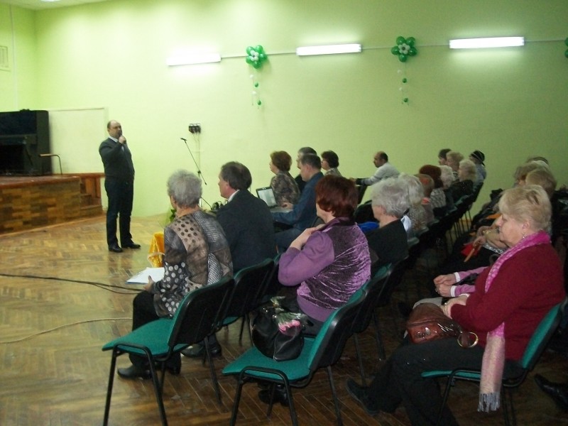 Депутат Сергей Кондрашов поздравил женщин с праздником весны и любви