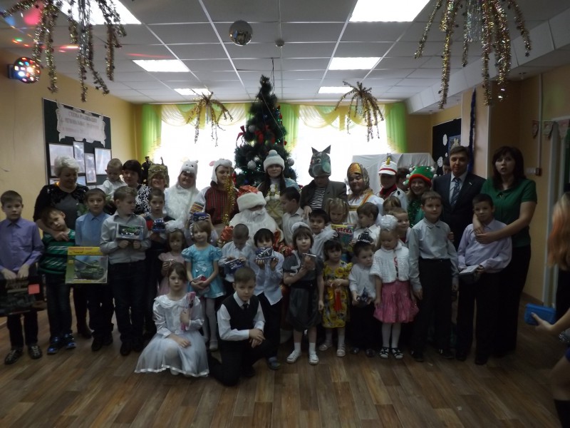 Депутат Монахов В.В. подарил детям новогоднюю елку и прекрасную книгу сказок