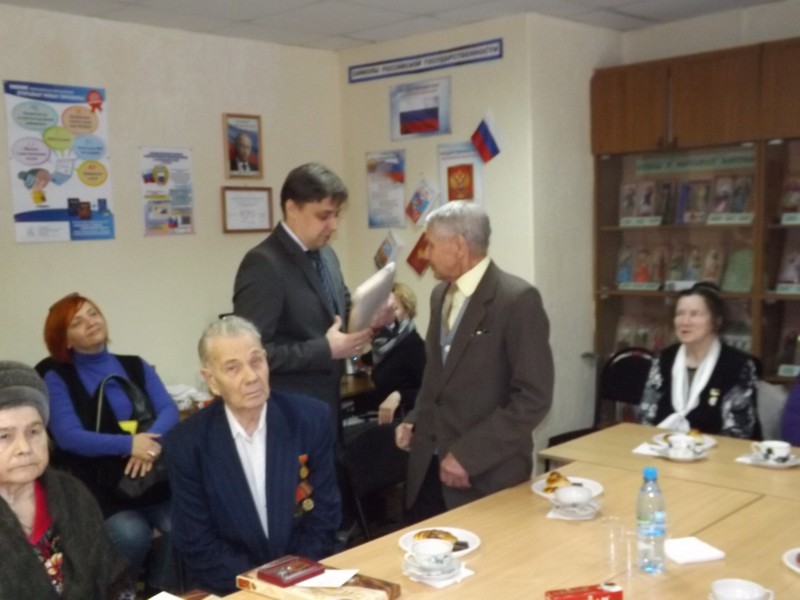 Депутат Вячеслав Монахов поздравляет ветеранов