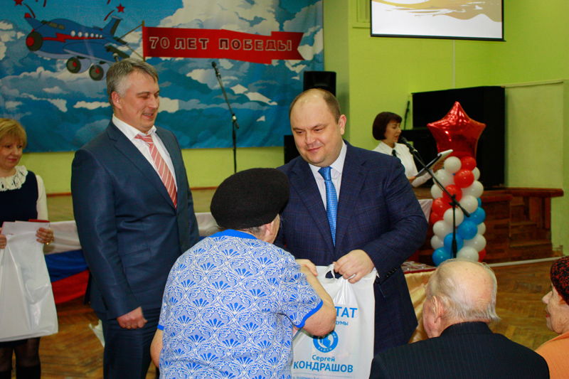 Депутат Сергей Кондрашов  поздравил ветеранов и вручил им подарки