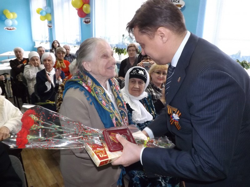 Депутат  Вячеслав Монахов  вручил памятные медали  к 70-летию Великой Победы ветеранам и труженикам тыла на торжественном мероприятии в школе  № 149 Московского района