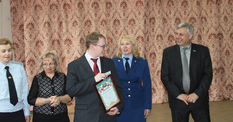 Николай Шумилков поздравил старшеклассников с успехами в правовой олимпиаде