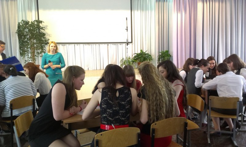 Депутат Иван Карнилин поддержал школьный фестиваль иностранного языка