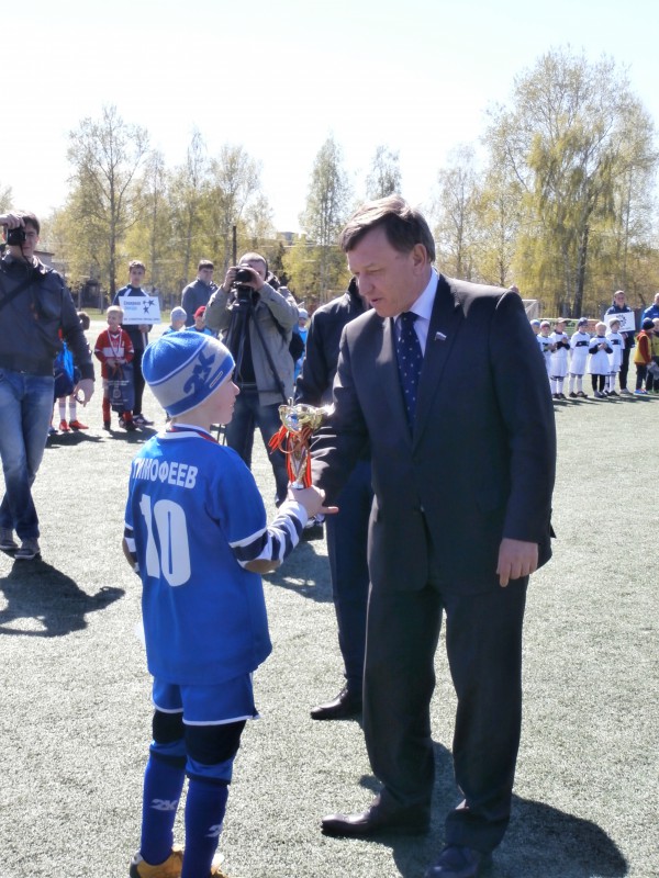 Депутат Юрий Гаранин поздравил участников футбольного турнира на  детский  Кубок Победы в Автозаводском районе