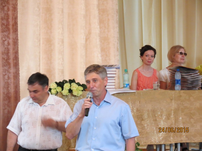 Депутат Иван Карнилин побывал на выпускных школьных вечерах и поздравил педагогов и выпускников
