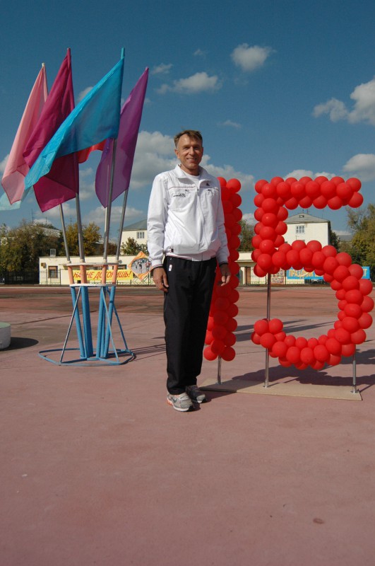Организатор, спонсор и вдохновитель «Праздника школьных эстафет» депутат Василий Пушкин поздравил  участников соревнований