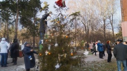 Конкурс на самое необычное оформление новогодних деревьев  состоялся в Приокском районе