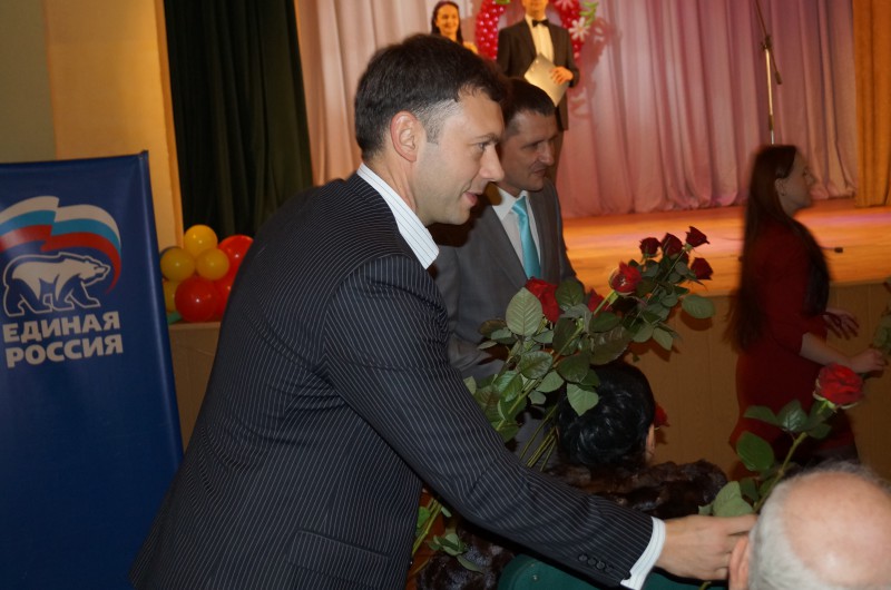 Михаил Кузнецов поздравил приокчанок с 8 марта