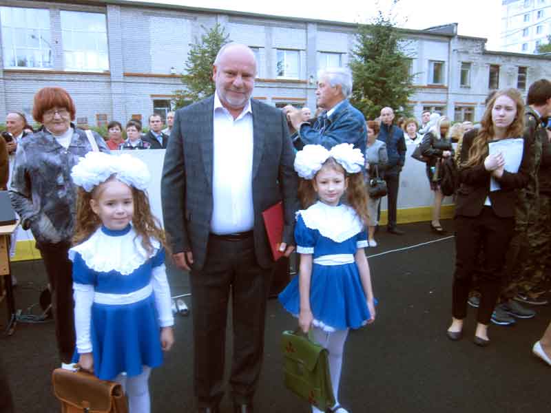 Андрей Дранишников поздравил учеников, родителей, педагогов Ленинского района с Днем Знаний!