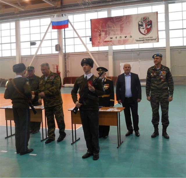Депутат Андрей Дранишников вручил ребятам удостоверения кадетов