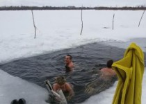Заплыв моржей состоялся на озере на ул. Пермякова