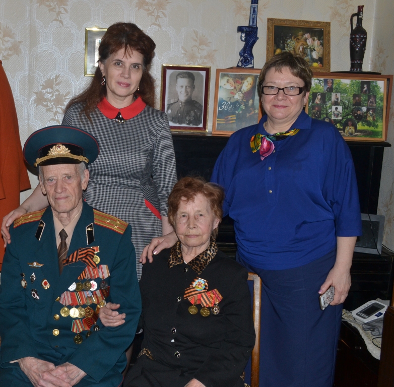 Надежда Мельникова поздравила ветерана с наступающим праздником – Днем Победы