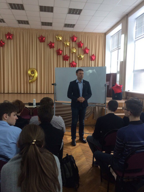 Михаил Кузнецов продолжил проведение серии уроков в школах на тему «Лад в семье»