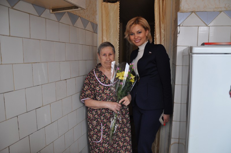 Анна Татаринцева поздравила жительницу Советского района с юбилеем