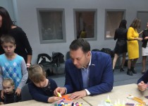 Михаил Кузнецов открыл передвижную фотовыставку «Особенные дети»