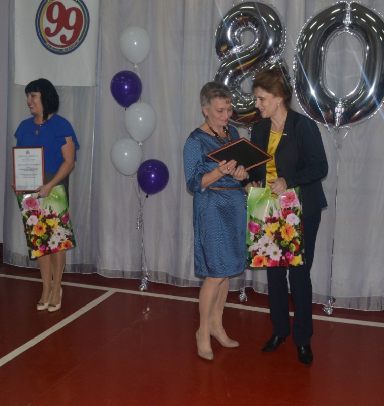 Надежда Мельникова поздравила школу №99 с юбилеем