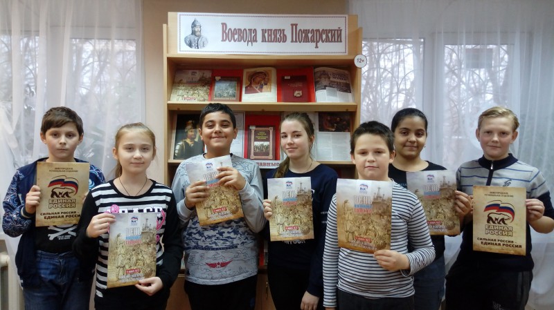Андрей Дранишников вручил школьникам памятные календари «Нижний Новгород – Родина ополчения»