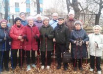 Группа здоровья по скандинавской ходьбе занимается при ТОС «Комсомольский»
