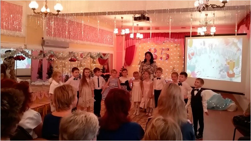 Алексей Гойхман передал поздравления с юбилеем детскому саду № 126