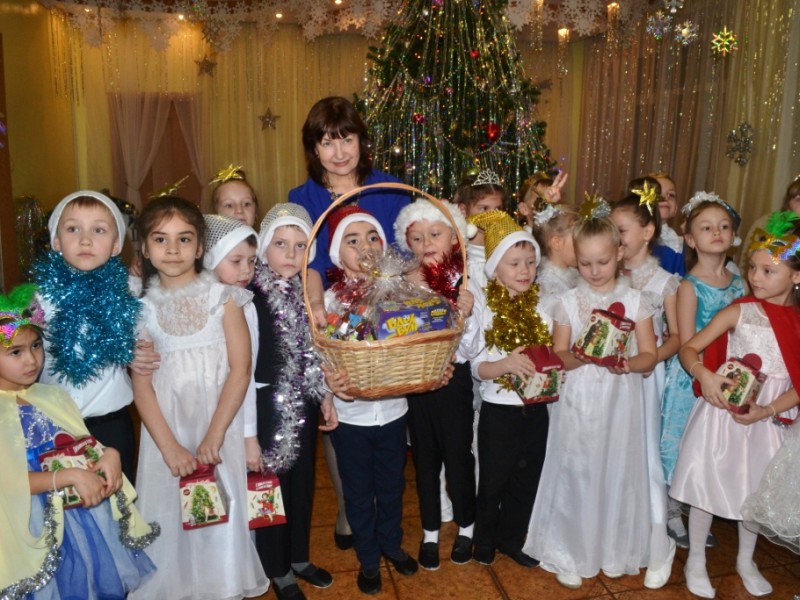 Максим Жук вручил новогодние подарки первоклассникам и воспитанникам детских садов