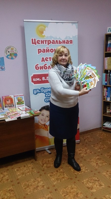 Дети из многодетных семей в микрорайоне «Спортивный» получили книги в подарок
