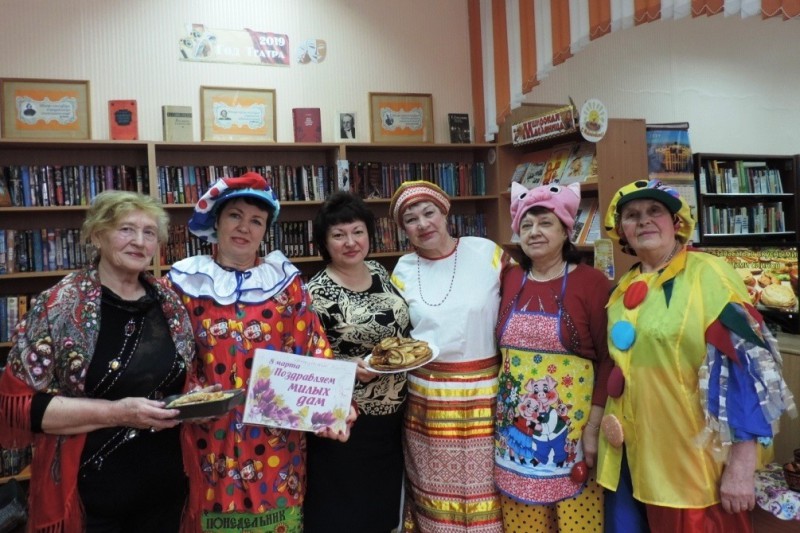 Владимир Тарасов помог организовать весенний праздник в библиотеке