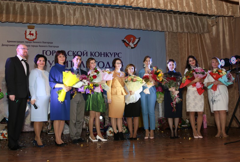 Роман Буланов поздравил победителя городского конкурса «Учитель года-2019»