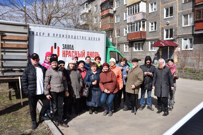 Дмитрий Барыкин провел субботник на улице Должанской