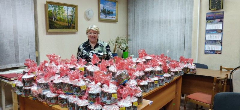 200 куличей подарил Юрий Яшенков жителям избирательного округа №3