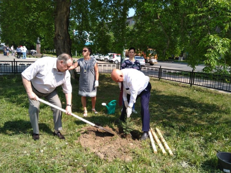 Владимир Аношкин отметил положительную тенденцию участия молодежи в озеленении Автозаводского района