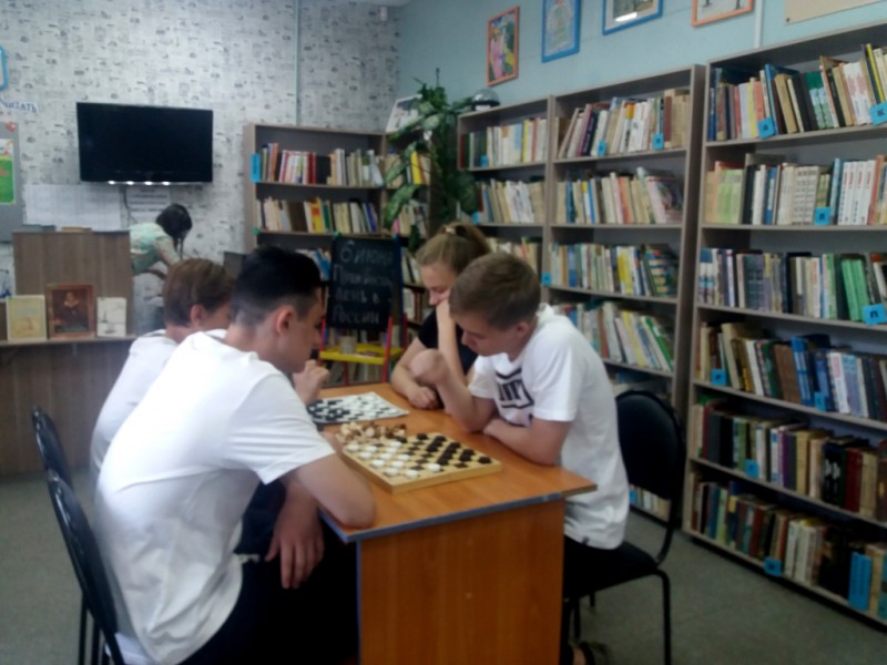 ТОС поселка Мосотряд организовал в библиотеке им.Радищева турнир по шашкам