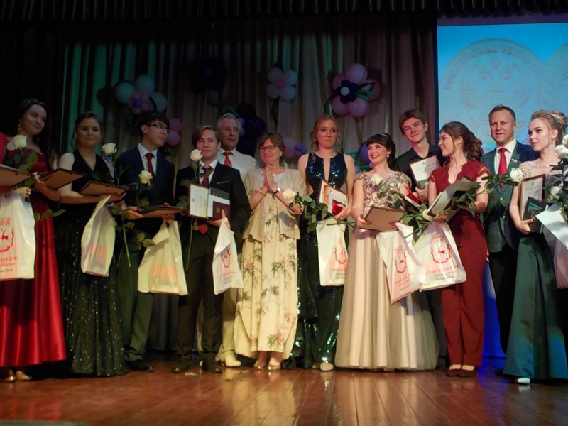 Ольга Балакина поздравила выпускников школ и золотых медалистов своего округа