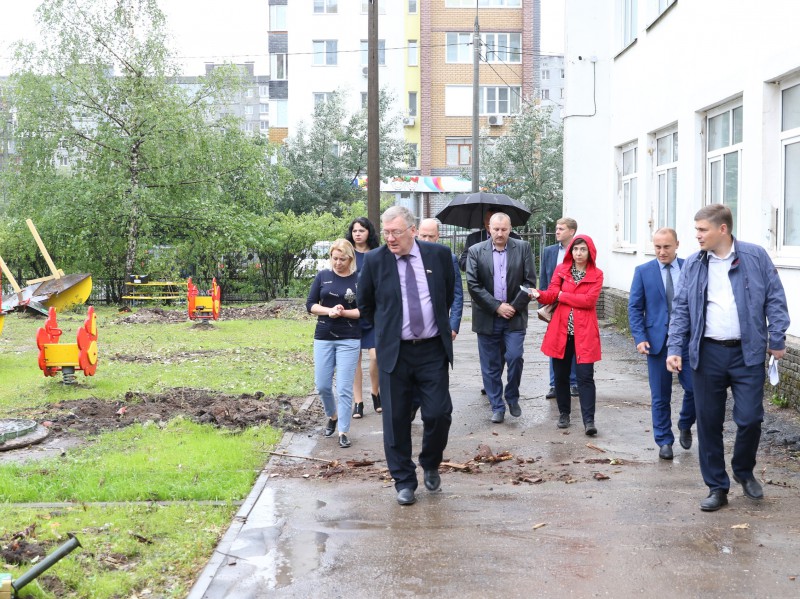 Зампредседателя городской Думы проверил,  как идет реконструкция детского сада на ул. Есенина