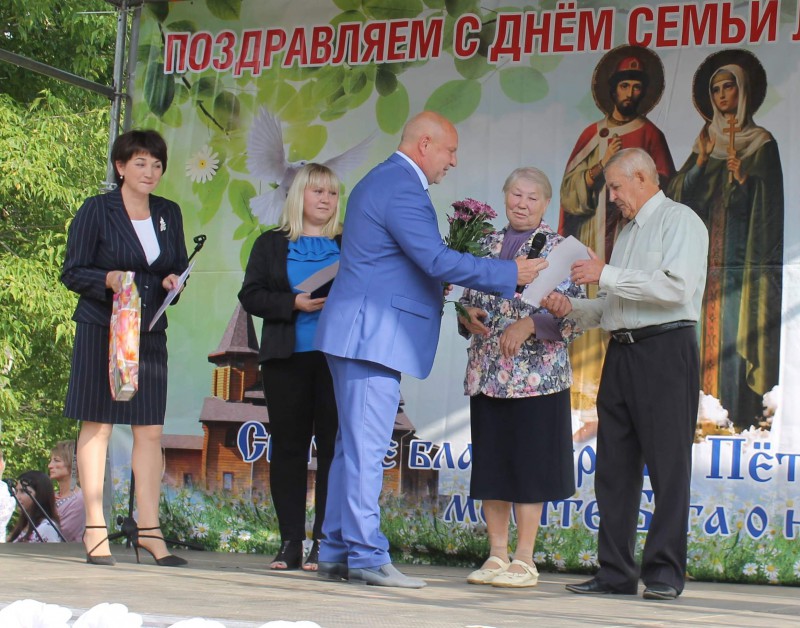 Андрей Дранишников поздравил с Днем семьи, любви и верности жителей Ленинского района