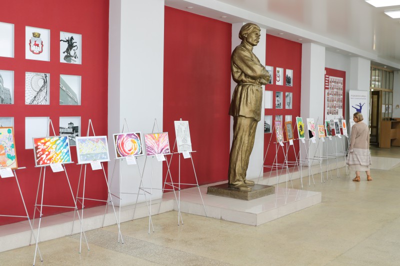 Выставка слепоглухих художников «Трогательная палитра чувств и образов» открылась в Нижегородском кремле