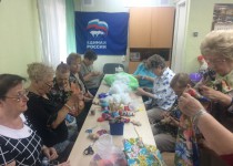 Жители ТОС Нартова занимаются в мастерской по рукоделию