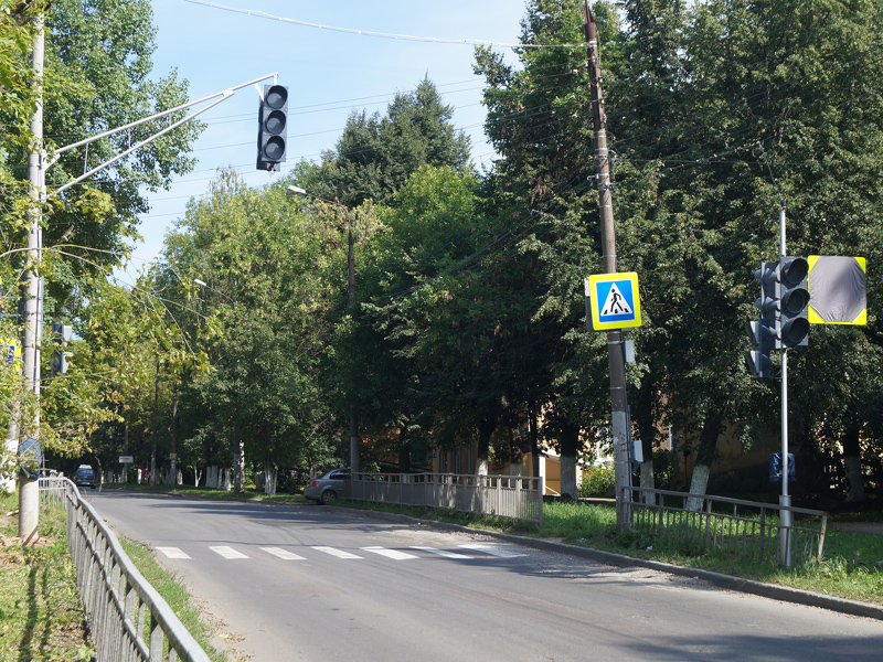 Владимир Поддымников-Гордеев добился установки светофора на пешеходном переходе у школы №154