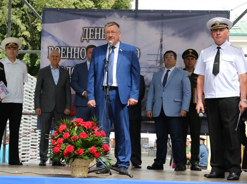 Депутаты городской Думы поздравили моряков с  Днем Военно-Морского Флота