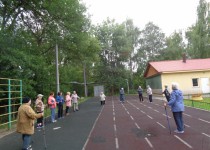 В ТОС Б. Корнилова жители продолжают заниматься скандинавской ходьбой