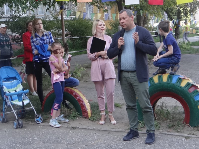 Карим Ибрагимов помог отремонтировать детские площадки на улицах Борской и Героя Васильева