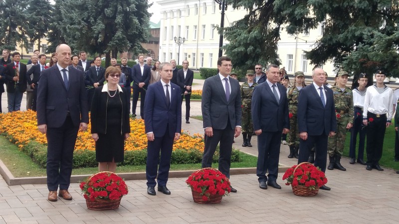 В Нижнем Новгороде состоялось традиционное возложение цветов  к памятнику основателям города