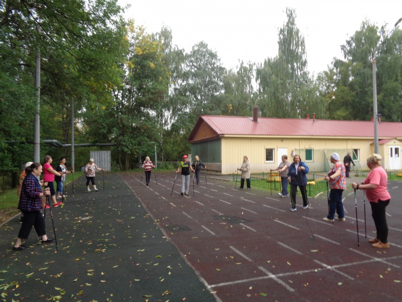 В ТОС Б. Корнилова жители продолжают заниматься скандинавской ходьбой