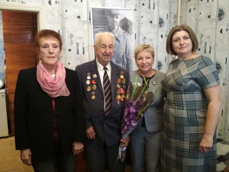 Ветеран Александр Вершинин принял поздравления с 95-летием от Василия Пушкина